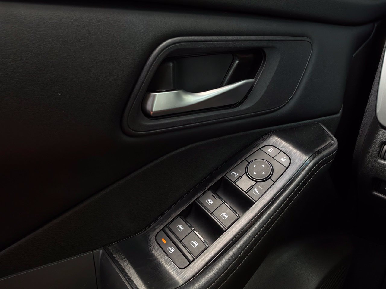 Used 2025 Nissan Rogue SV FWD image 22