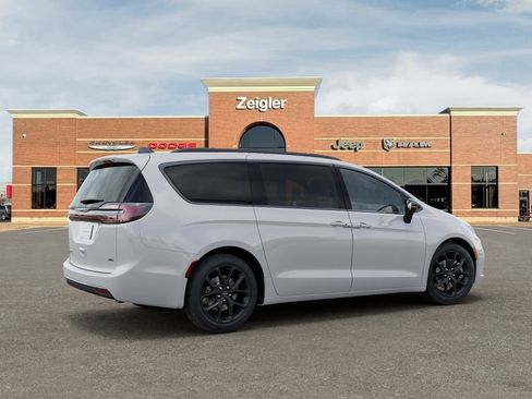 New 2026 Chrysler Pacifica Select AWD/4WD image 4