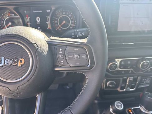 Used 2025 Jeep Gladiator Sport image 26