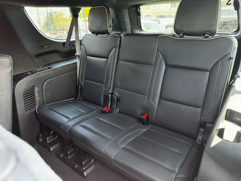 Used 2023 GMC Yukon XL SLT w/ SLT Premium Package AWD/4WD image 16