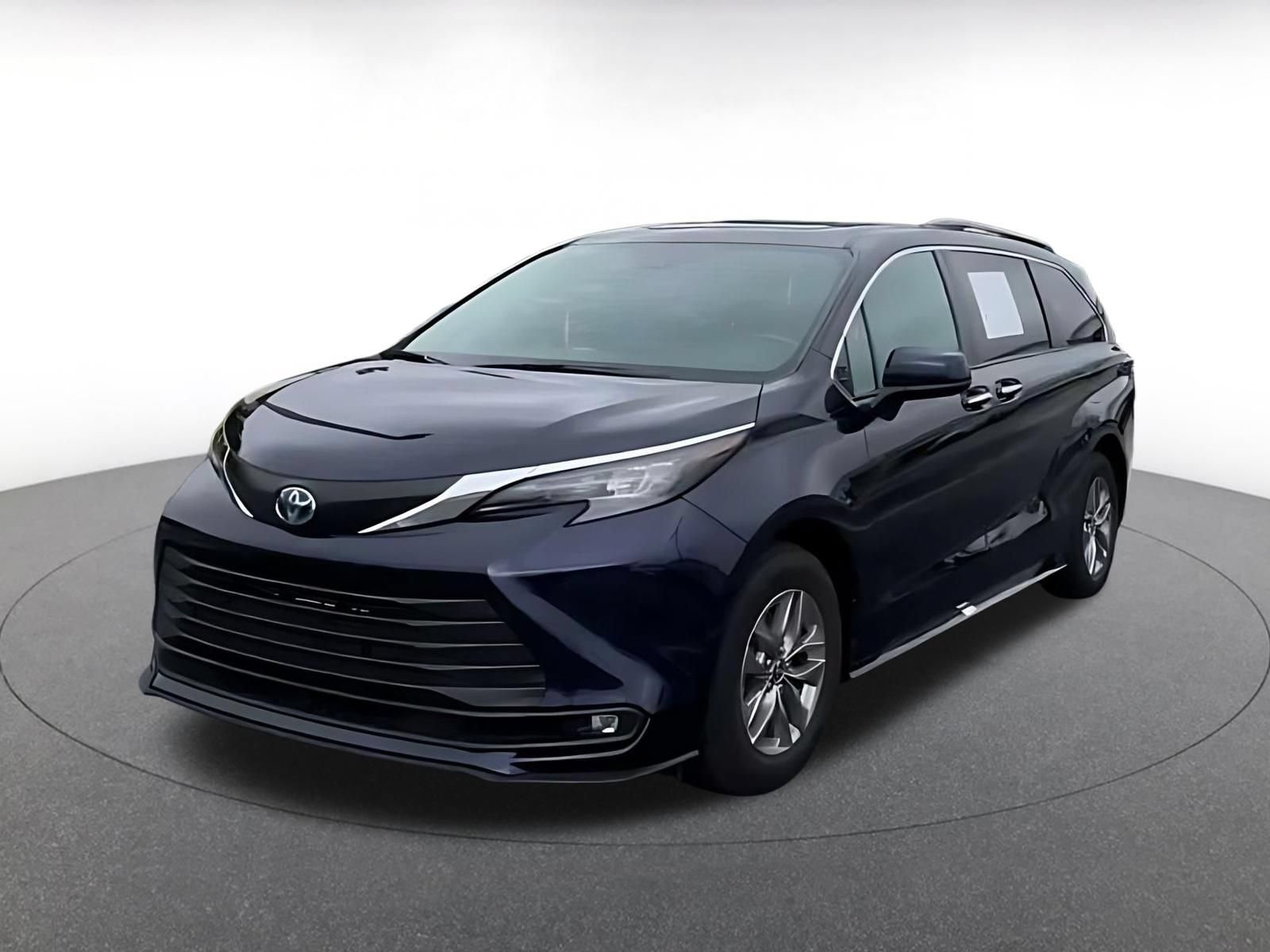 Used 2025 Toyota Sienna XLE FWD image 7