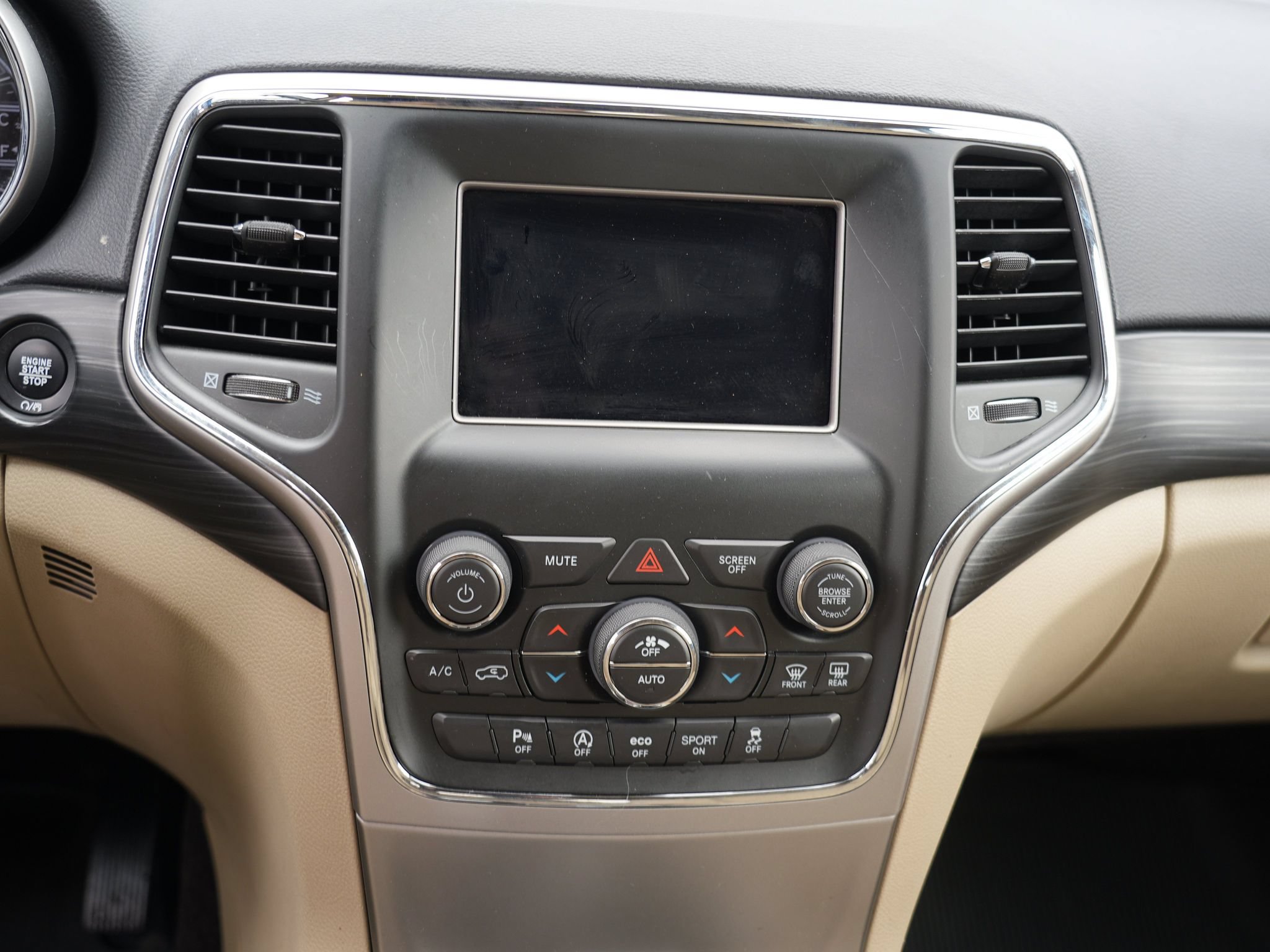 Used 2019 Jeep Grand Cherokee Laredo AWD/4WD image 23