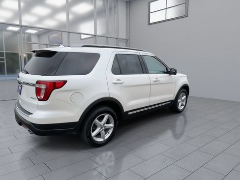 Used 2018 Ford Explorer XLT w/ Equipment Group 202A AWD/4WD image 8