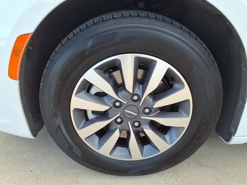 Used 2023 Chrysler Pacifica Touring-L FWD image 9