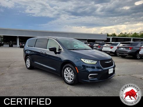Used 2023 Chrysler Pacifica Touring-L FWD image 8