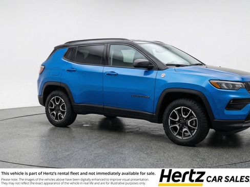 Used 2025 Jeep Compass Trailhawk image 1