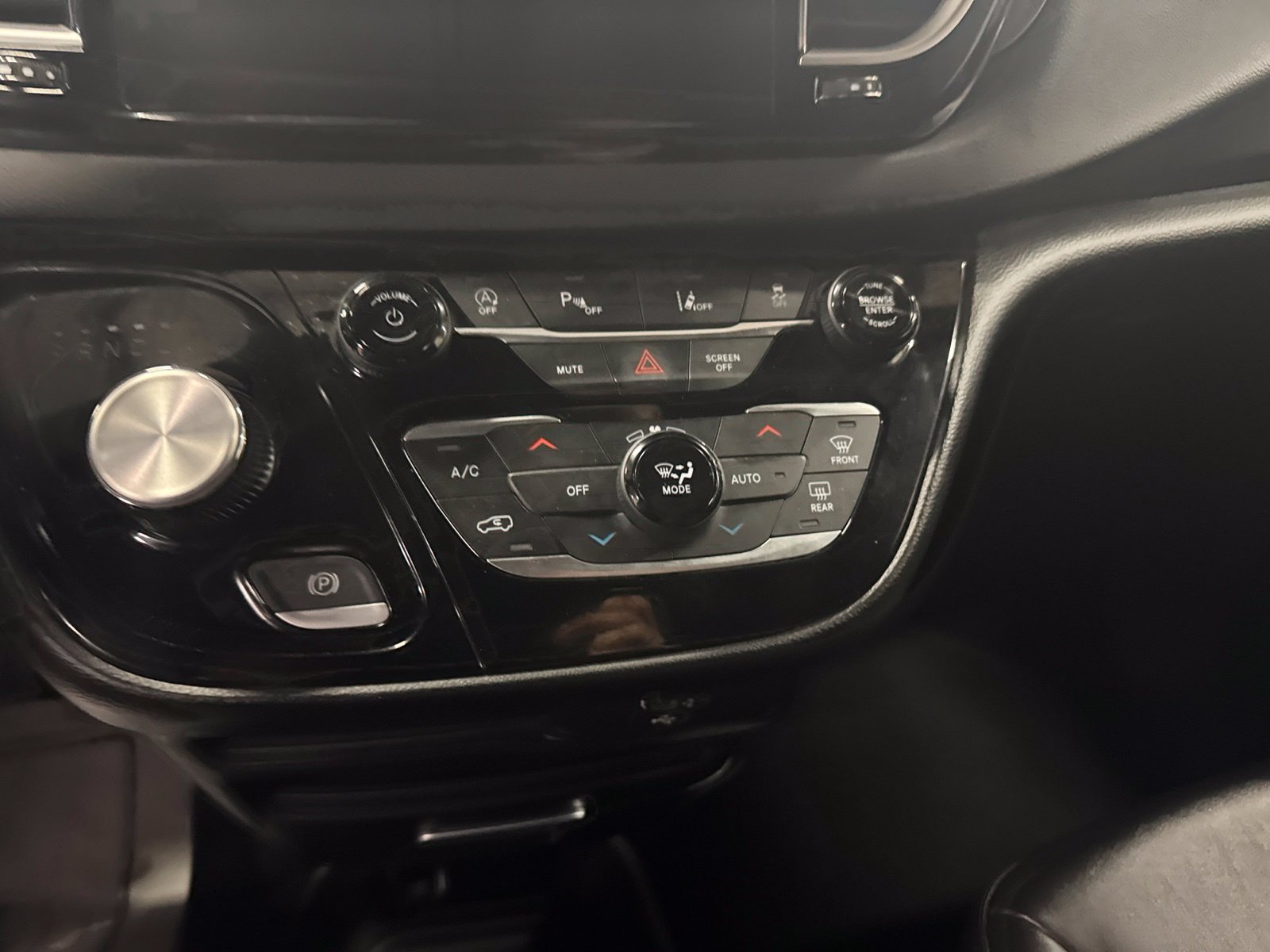 Used 2027 Chrysler Pacifica Select FWD image 15