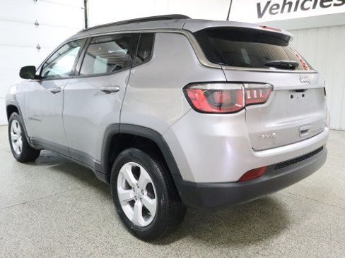 Used 2018 Jeep Compass Latitude w/ Popular Equipment Group AWD/4WD image 3