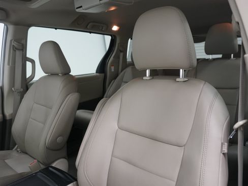 Used 2019 Toyota Sienna XLE w/ XLE Navigation Package FWD image 11