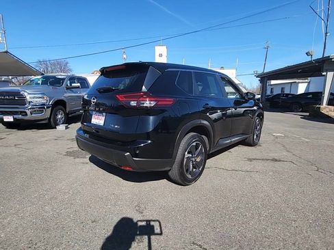 Used 2024 Nissan Rogue SV image 2