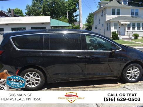 Used 2024 Chrysler Pacifica Touring-L FWD image 5