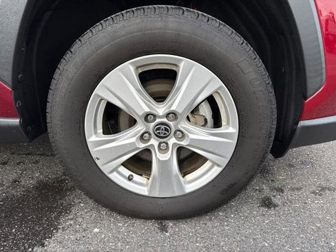 Used 2021 Toyota RAV4 XLE w/ Convenience Package image 11