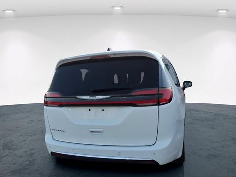 Used 2024 Chrysler Pacifica Touring-L FWD image 15