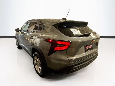 Used 2024 Chevrolet Trax LS w/ LS Convenience Package FWD image 8