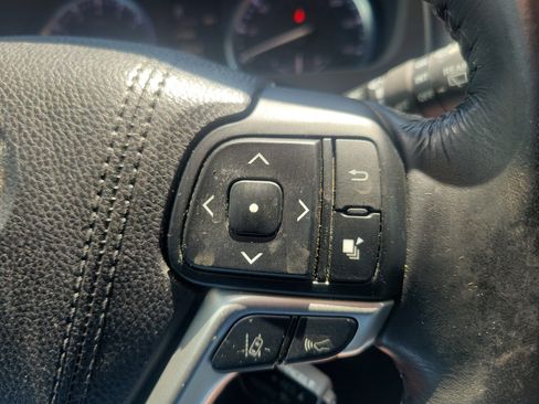 Used 2017 Toyota Highlander XLE FWD image 19