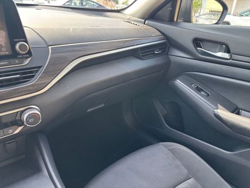Used 2025 Nissan Altima 2.5 SV FWD image 35