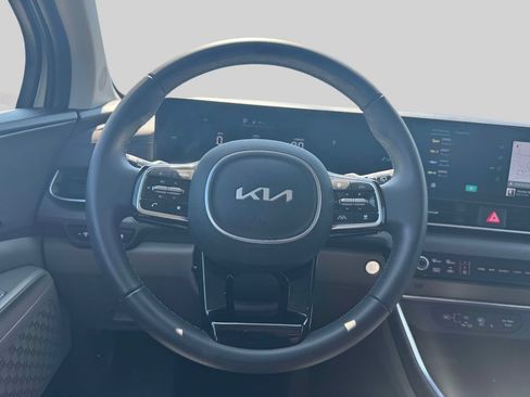 Used 2025 Kia Carnival EX FWD image 13