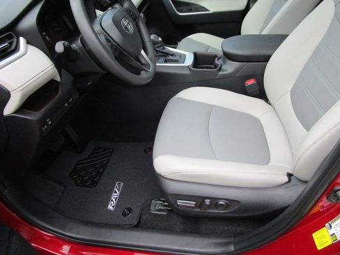 Used 2025 Toyota RAV4 Limited image 19