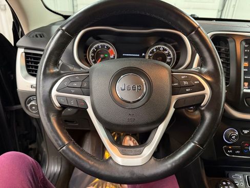 Used 2016 Jeep Cherokee Trailhawk w/ Comfort/Convenience Group image 39