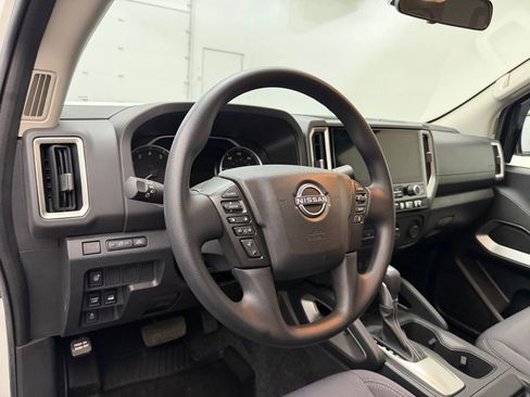 Used 2025 Nissan Frontier SV AWD/4WD image 4
