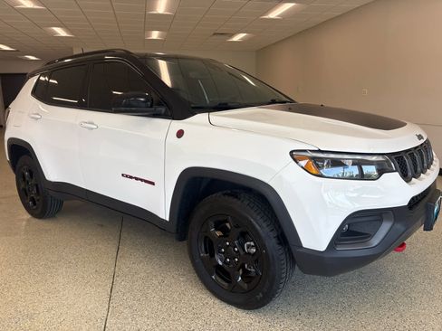 Used 2023 Jeep Compass Trailhawk w/ Trailhawk Elite Group AWD/4WD image 3