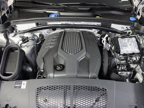 Certified 2026 Porsche Macan AWD/4WD image 39