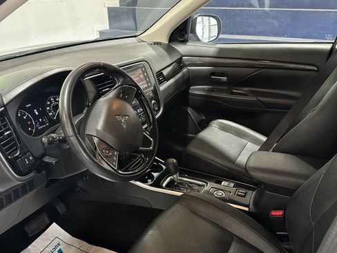 Used 2017 Mitsubishi Outlander SE AWD/4WD image 6