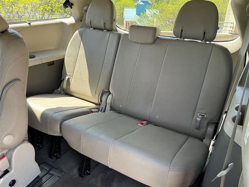 Used 2016 Toyota Sienna XLE w/ XLE Navigation Package FWD image 33