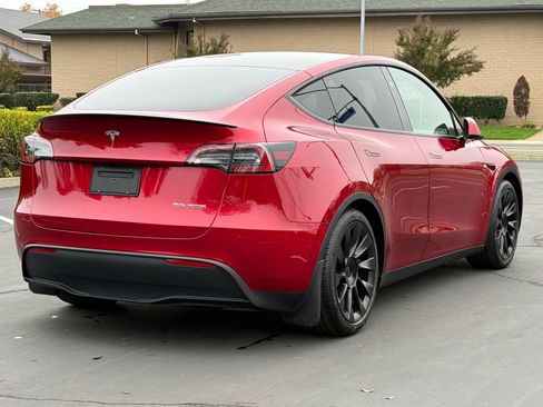 Used 2024 Tesla Model Y Performance image 3
