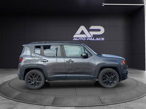 Used 2018 Jeep Renegade Altitude w/ Cold Weather Group FWD image 8