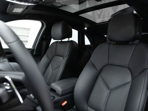 Certified 2026 Porsche Macan AWD/4WD image 5