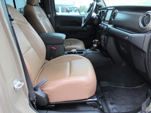 Used 2020 Jeep Gladiator Rubicon w/ Dual Top Group AWD/4WD image 12