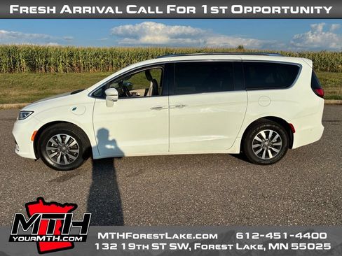 Used 2021 Chrysler Pacifica Touring-L FWD image 5