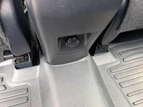 Used 2017 Toyota RAV4 LE FWD image 22
