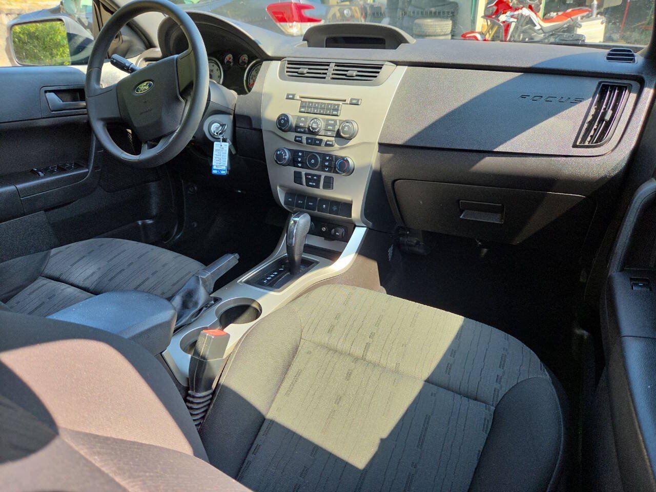 Used 2010 Ford Focus SE FWD image 21