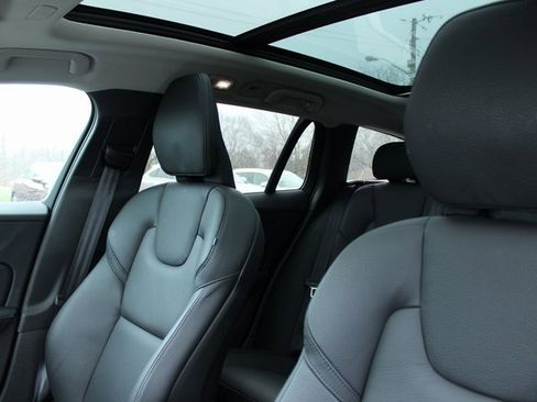 Used 2025 Volvo V60 B5 Cross Country Plus image 15