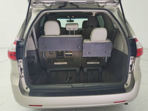 Used 2017 Toyota Sienna LE FWD image 28