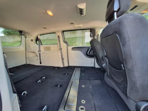 Used 2016 Dodge Grand Caravan SXT FWD image 12