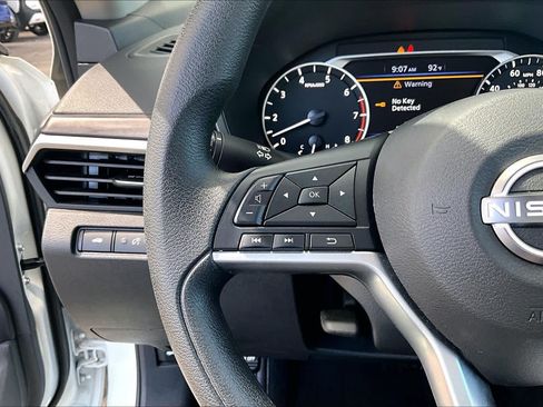 Used 2025 Nissan Altima 2.5 SV FWD image 23