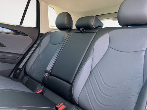 New 2025 Volkswagen Tiguan SE image 13