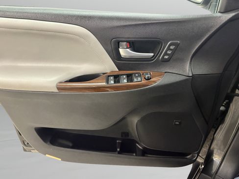 Used 2015 Toyota Sienna Limited image 31