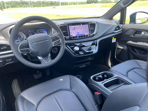 New 2027 Chrysler Pacifica Select w/ Family Tech Group FWD image 19