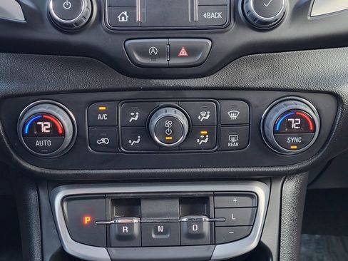 Used 2024 GMC Terrain SLT image 9