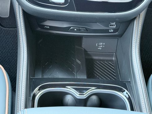 New 2027 Chrysler Pacifica Pinnacle w/ Theater Group FWD image 21