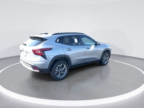 Used 2025 Chevrolet Trax LT image 8