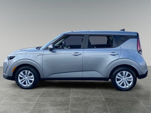 Used 2025 Kia Soul LX FWD image 2