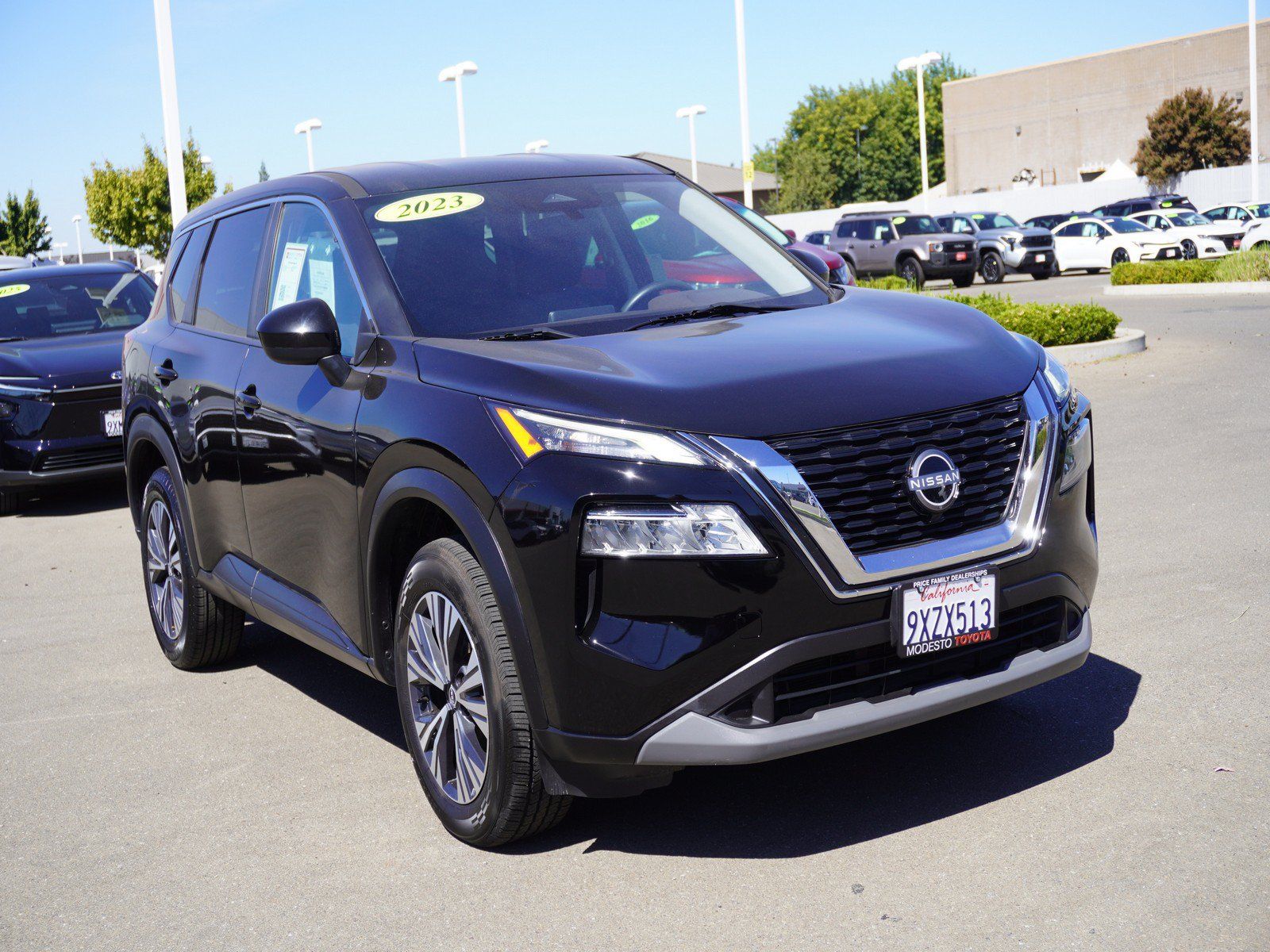 Used 2023 Nissan Rogue SV FWD image 1