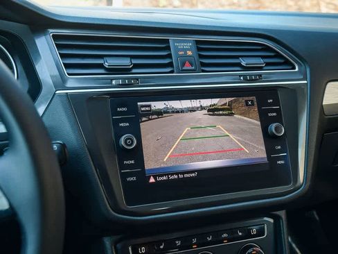 Used 2020 Volkswagen Tiguan SE image 23