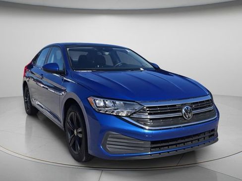 Used 2024 Volkswagen Jetta SE w/ Panoramic Sunroof Package FWD image 4