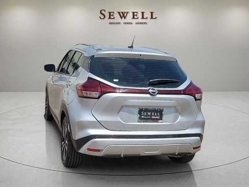 Used 2019 Nissan Kicks SR w/ SR Premium Package FWD image 3